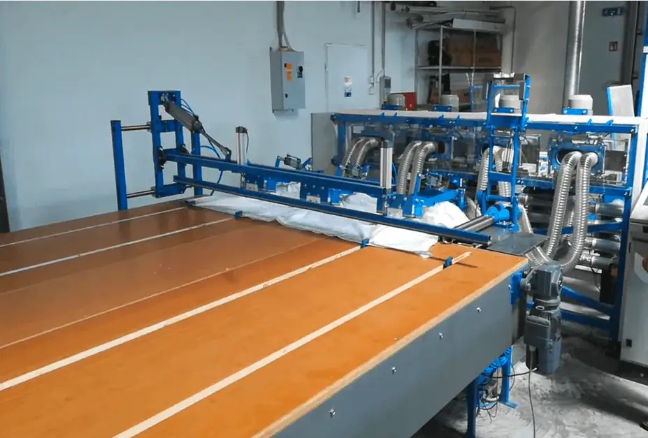 Machine for cassette duvet construction Machine for cassette duvet construction